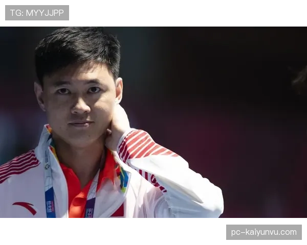 仲满今天机场像走红毯，拎的包和身边跟班数量完全不像同一世界