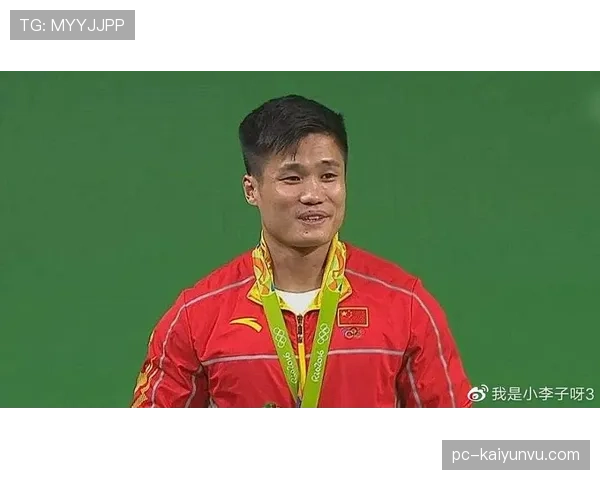 如果把吕小军的日常截成两张图，一边文艺青年一边暴发户，谁顶得住这反差...